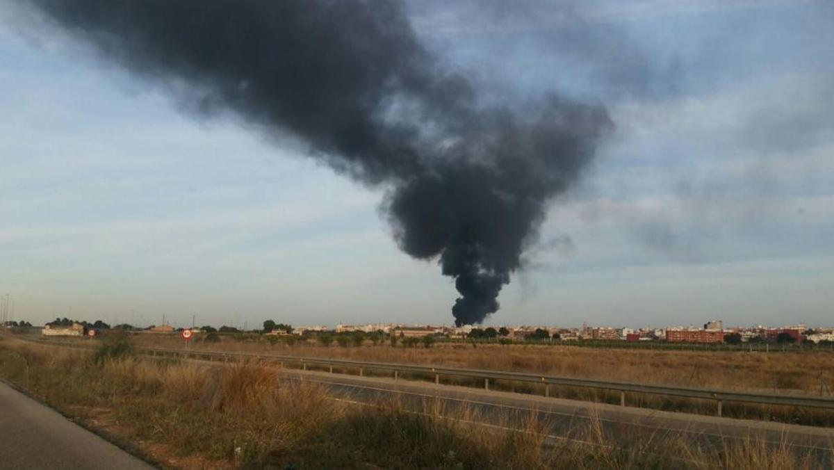 Incendio en un antiguo taller de FGV de Torrent