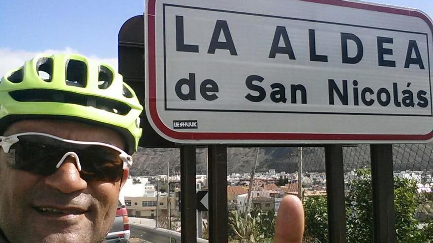 Antonio Mendoza viaja con su bicicleta desde Asturias hasta El Hierro