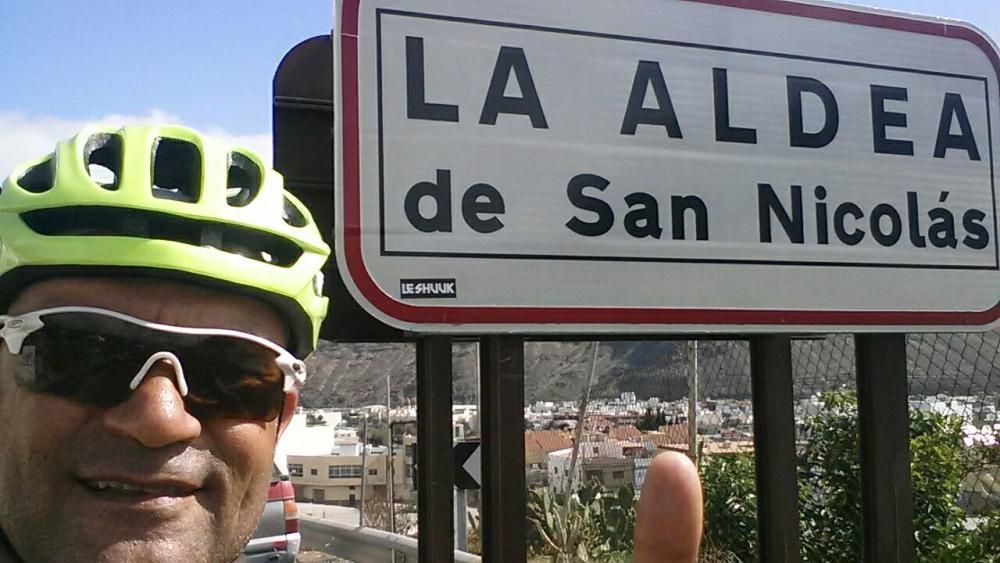 Antonio Mendoza viaja con su bicicleta