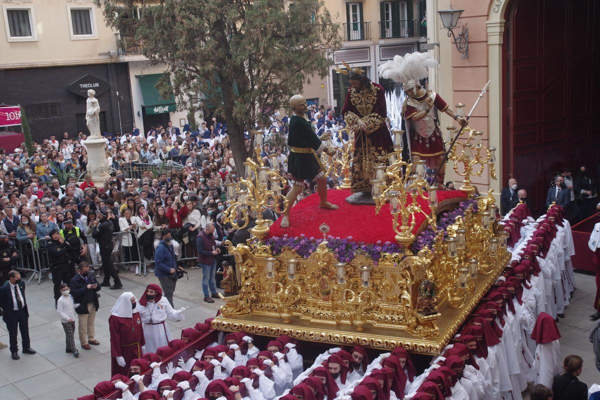 El trono de la Puente del Cedrón sale de su casa hermandad.