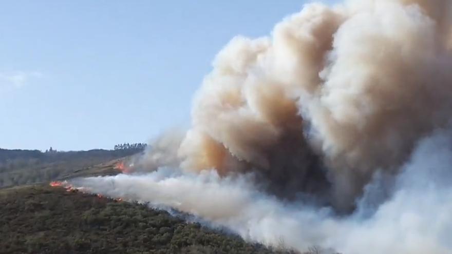 Un incendio en Baleira que ya arrasa 500 hectáreas obliga a activar la alerta por la amenaza a viviendas