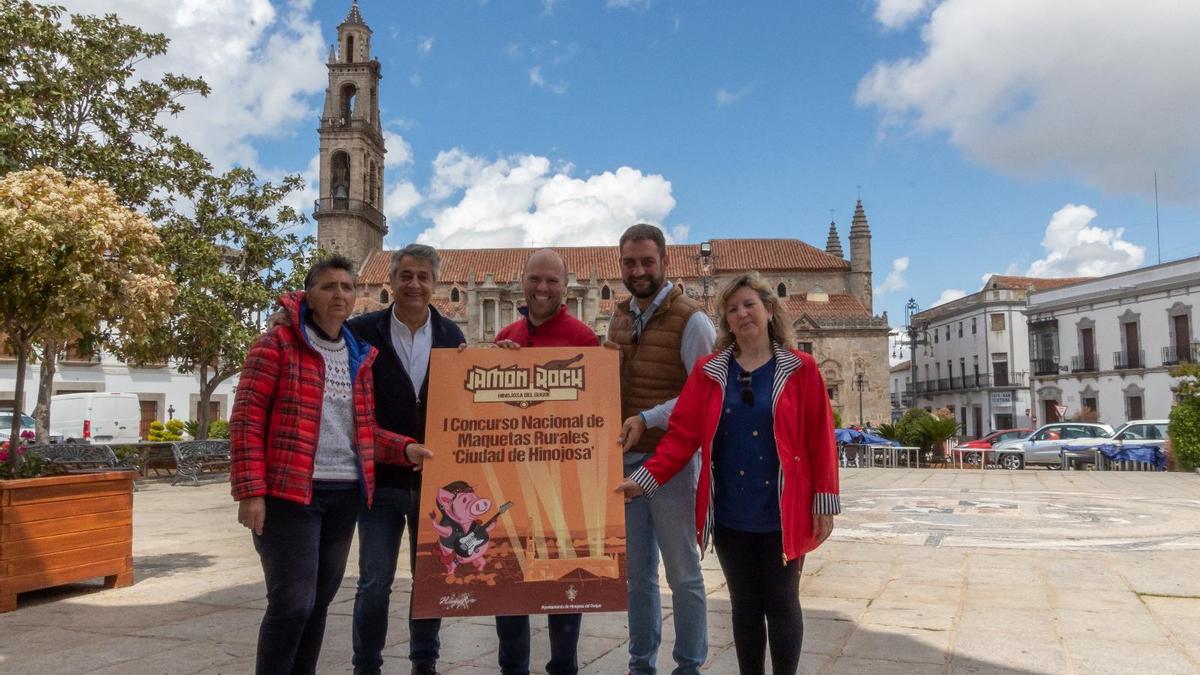 Autoridades y organizadores muestran el cartel del certamen musical.