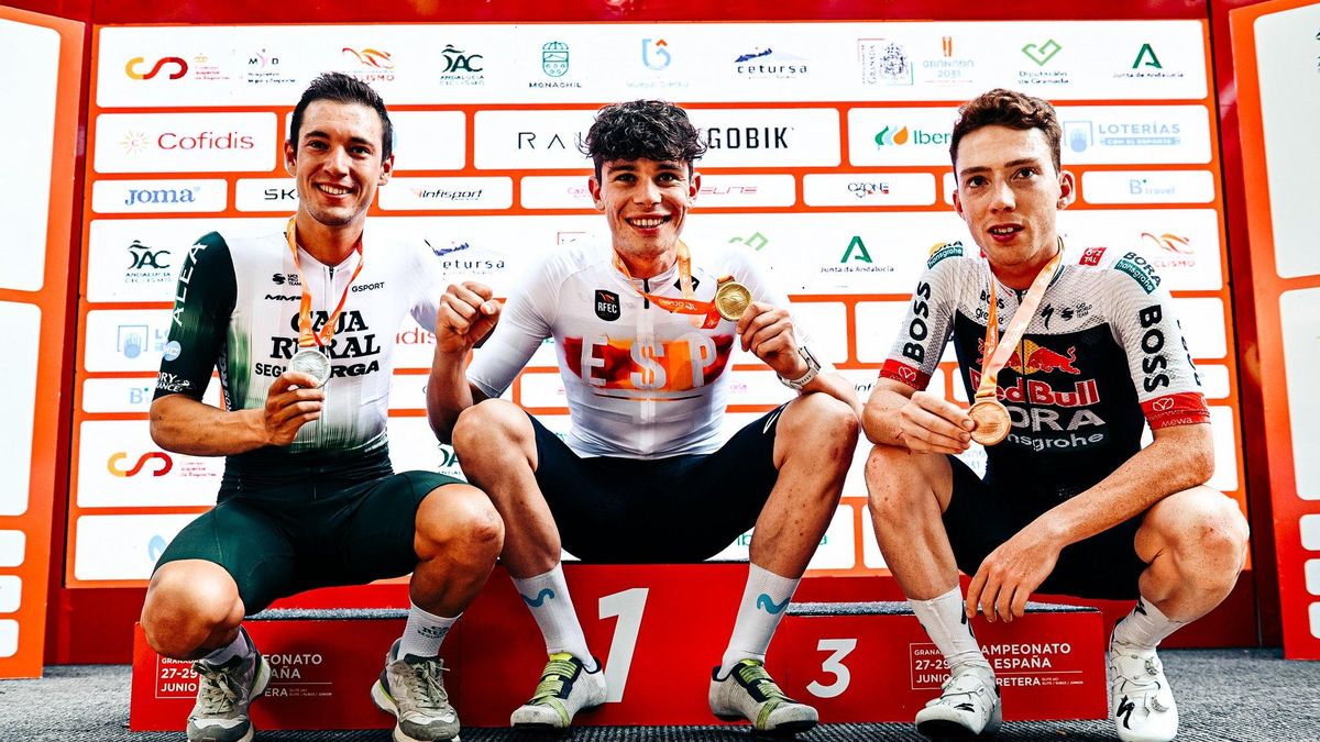 Fernando Barceló, a la izquierda de la imagen, sujeta su medalla de plata junto a Iván Romeo y Roger Adrià