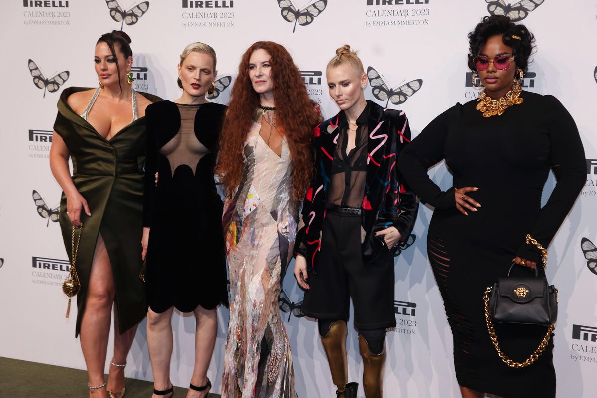 Ashley Graham, Guinevere Van Seenus, Emma Summerton, Lauren Wasser y Precious Lee, a su llegada a la presentación del calendario Pirelli en Milán.