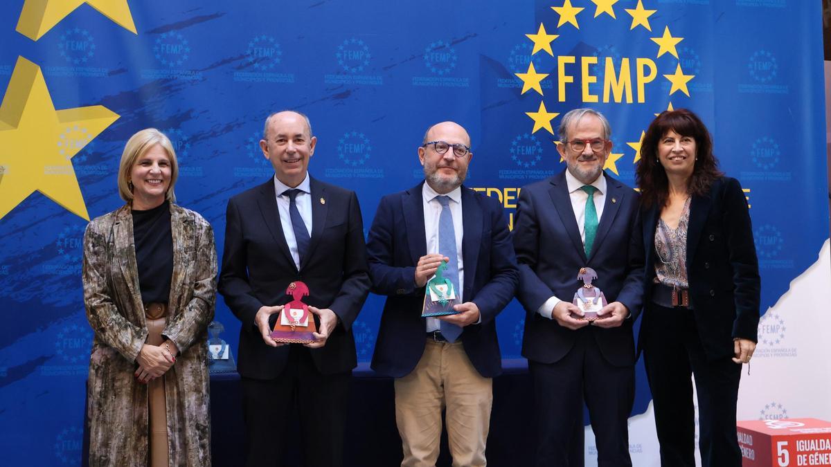 Paco Comes recogiendo el premio de su categoría, junto a la ministra de Igualdad y la presidenta de la FEMP