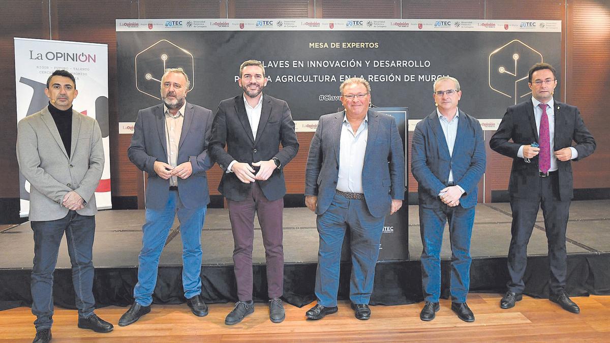 Foto de familia de los participantes en la mesa  de expertos ‘Claves en Innovación y Desarrollo para la Agricultura en la Región de Murcia’, junto al director de LA OPINIÓN.