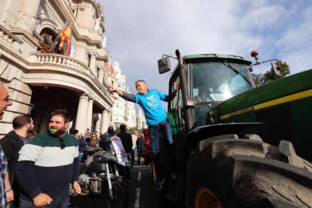 La protesta con tractores por las medidas de pacificación de la CV-500 llega a la ciudad