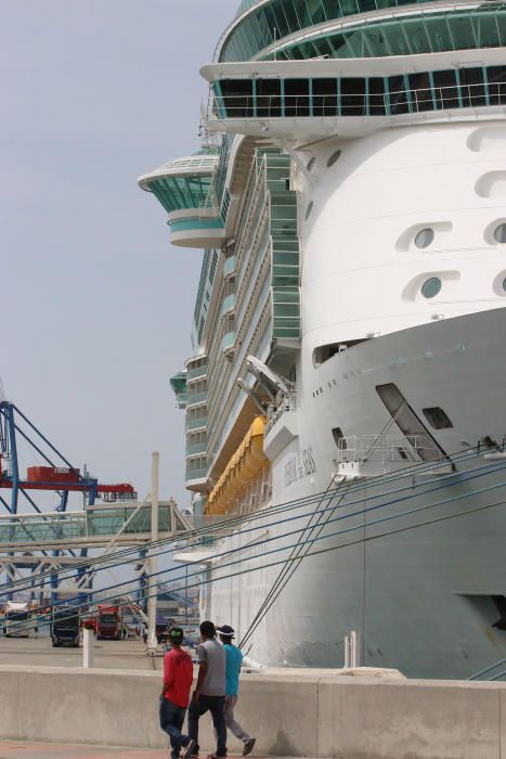 El lujoso interior del buque, de la compañía Royal Caribbean, que ha hecho escala en el puerto de Málaga