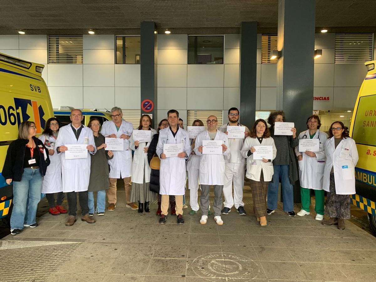 Médicos de Urgencias, concentrados, este mediodía, en la puerta de su servicio, en el Hospital Universitario de A Coruña (Chuac).