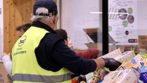 Un voluntario del Banc dels Aliments recoge productos donados para los afectados por la DANA de Valencia