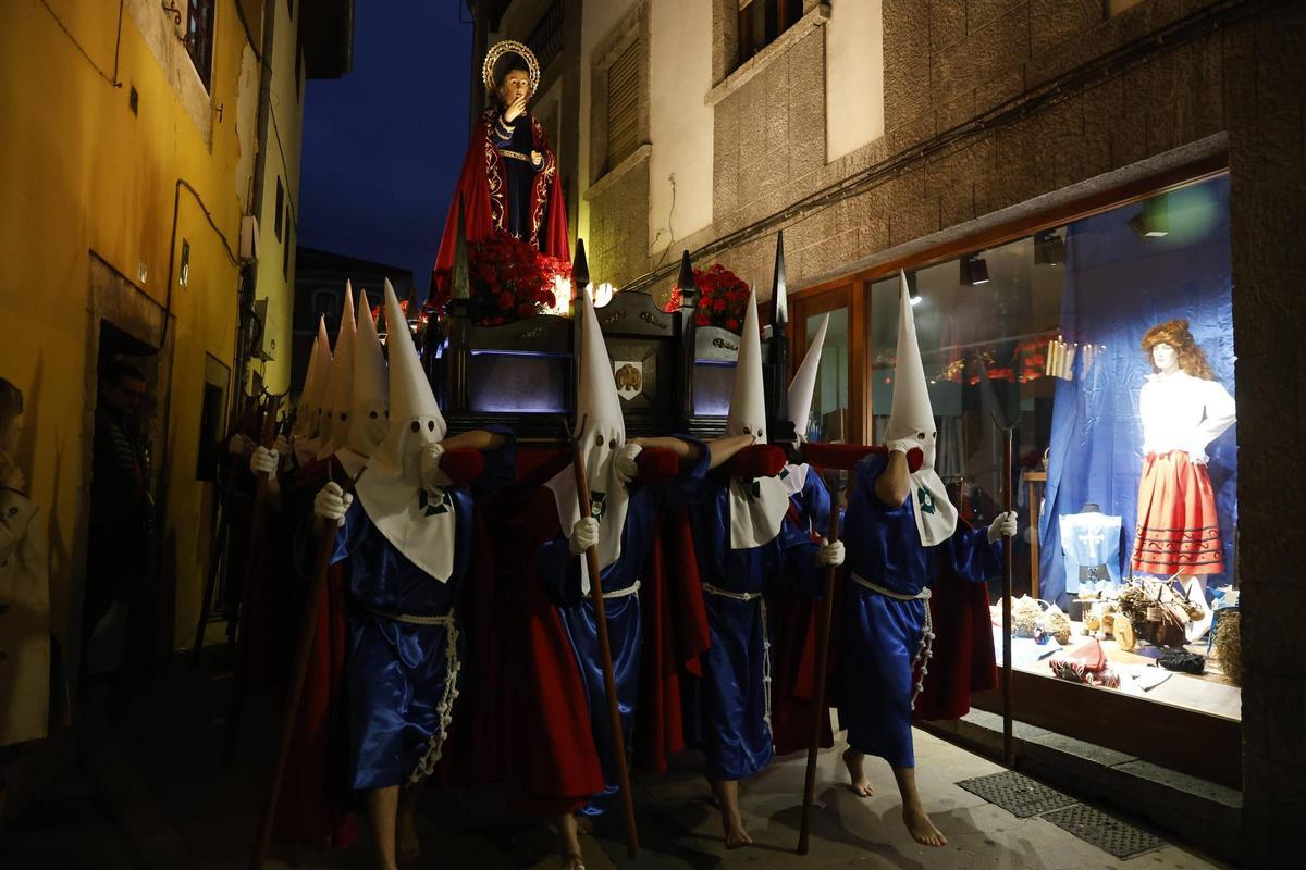 EN IMÁGENES: La multitudinaria procesión del Encuentro en Avilés