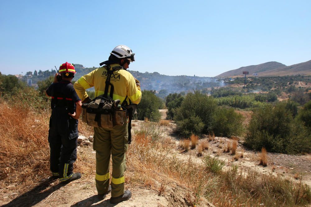 Un incendio en Torremolinos corta la A-7 y colapsa la MA-20