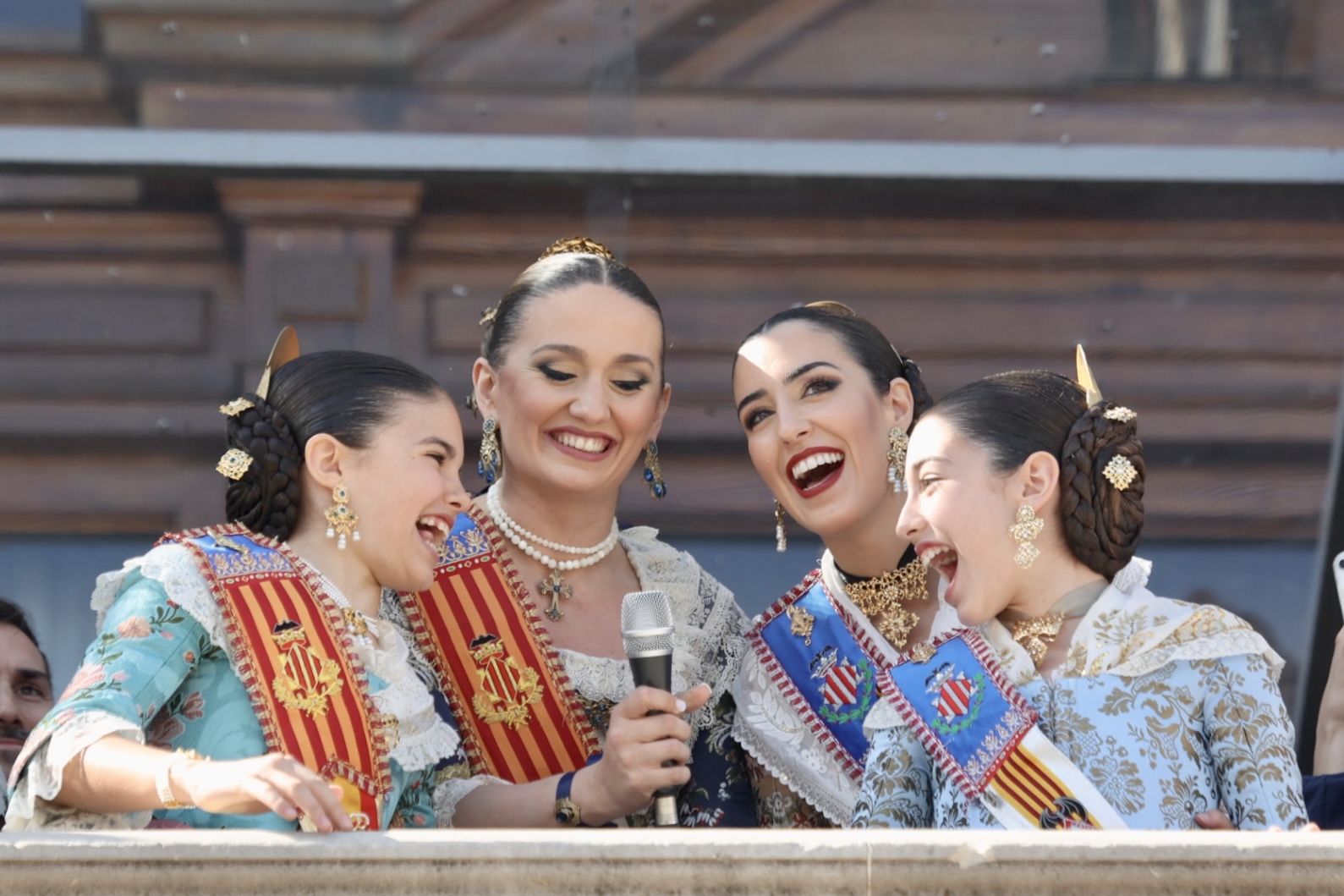 La pareja que se sumó al coro fueron Gloria Chaves y Daniela Segura