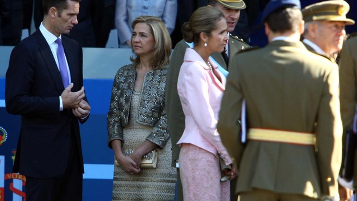 Iñaki Urdangarín habla con su esposa, la infanta Cristina, junto al resto de la familia real, durante los actos del día de la Hispanidad, el pasado 12 de octubre.