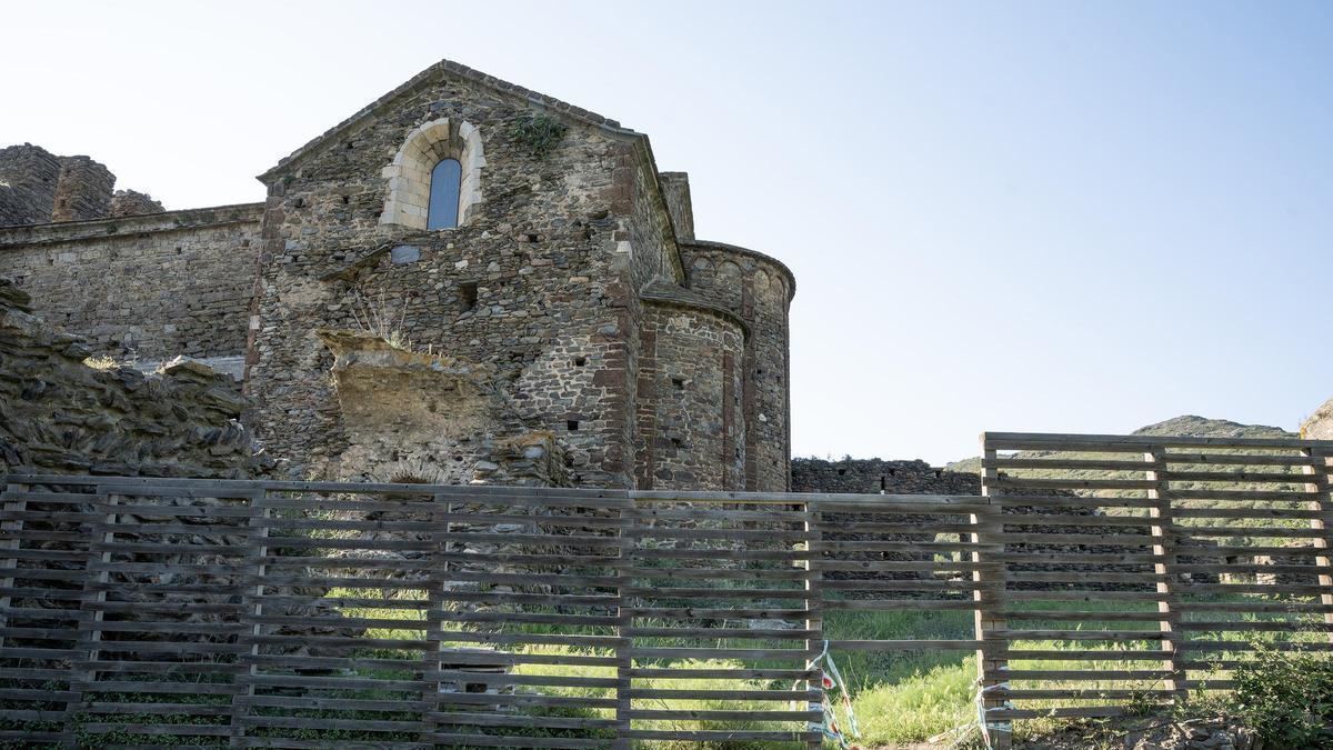 El forat a la tanca que envolta el monestir de Sant Quirze de Colera per on entra la gent, tot i estar tancat a les visites.