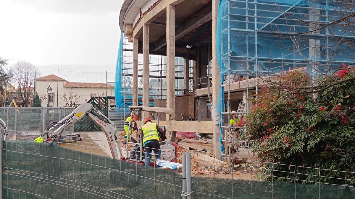 Operarios, ayer, trabajando en las obras de la nueva escuela infantil de la Pola.