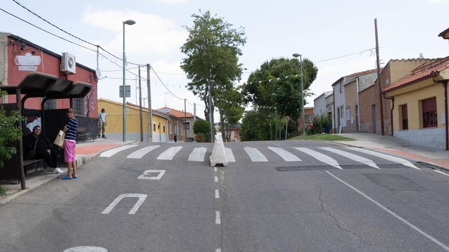 Vecinas charlan en la parada del autobús de la calle del Roble, en pleno barrio de Alviar.