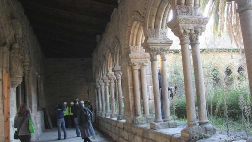 Interior del claustro de San Francisco, que  abrirá una vez concluyan las obras de acceso.  // Iñaki Osorio