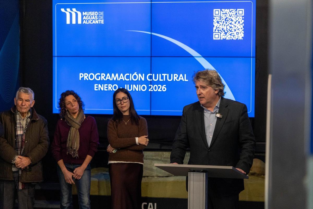 Martín Sanz, director de Comunicación y Relaciones Externas de Aguas de Alicante, durante la presentación