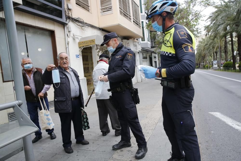 Reparto de mascarillas en Alicante