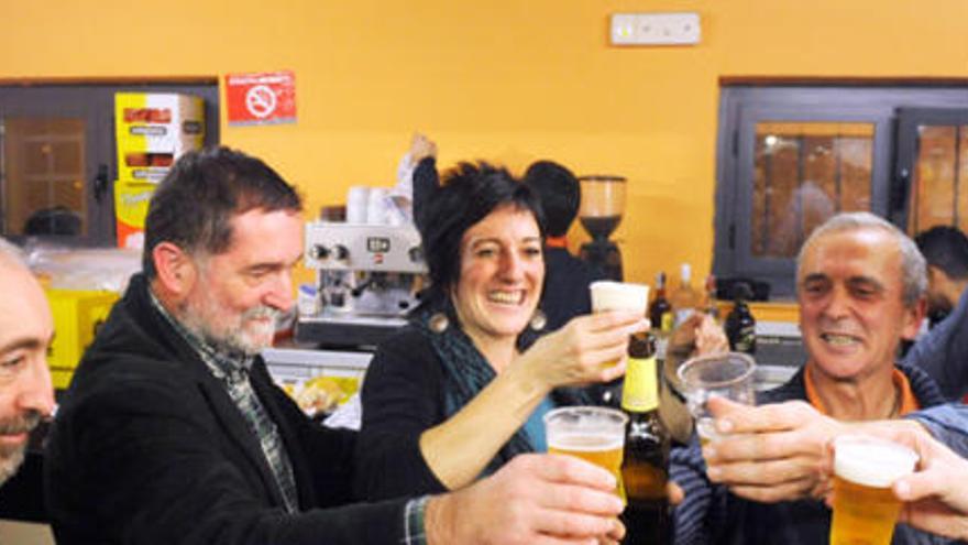 Representantes de Amaiur, con Maite Aristegi en el centro.