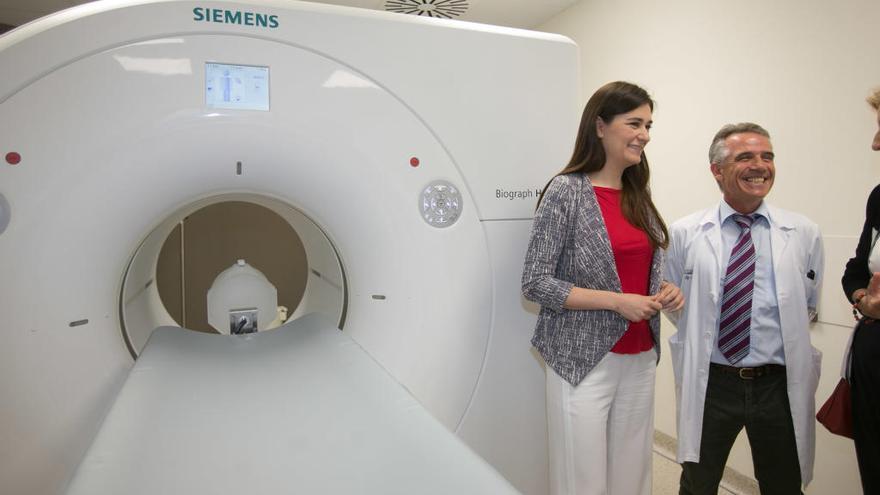 Carmen Montón en una visita reciente al Hospital de San Juan