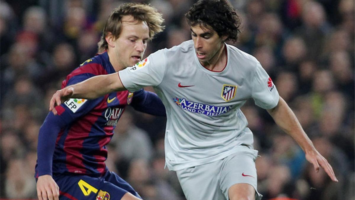 Tiago y Rakitic disputan el balón durante la ida de los cuartos de la Copa del Rey entre el Barça y el Atlético