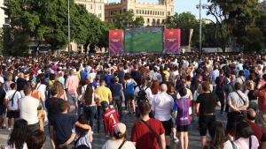 Pantalla gigante en Plaça Catalunya para ver la final de la Champions 2022.
