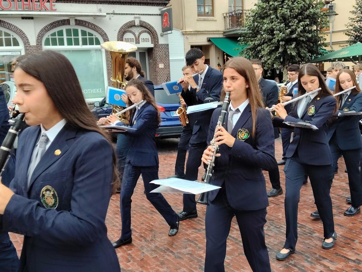 Desfile de jóvenes músicos de Cullera por las calles de Jever.