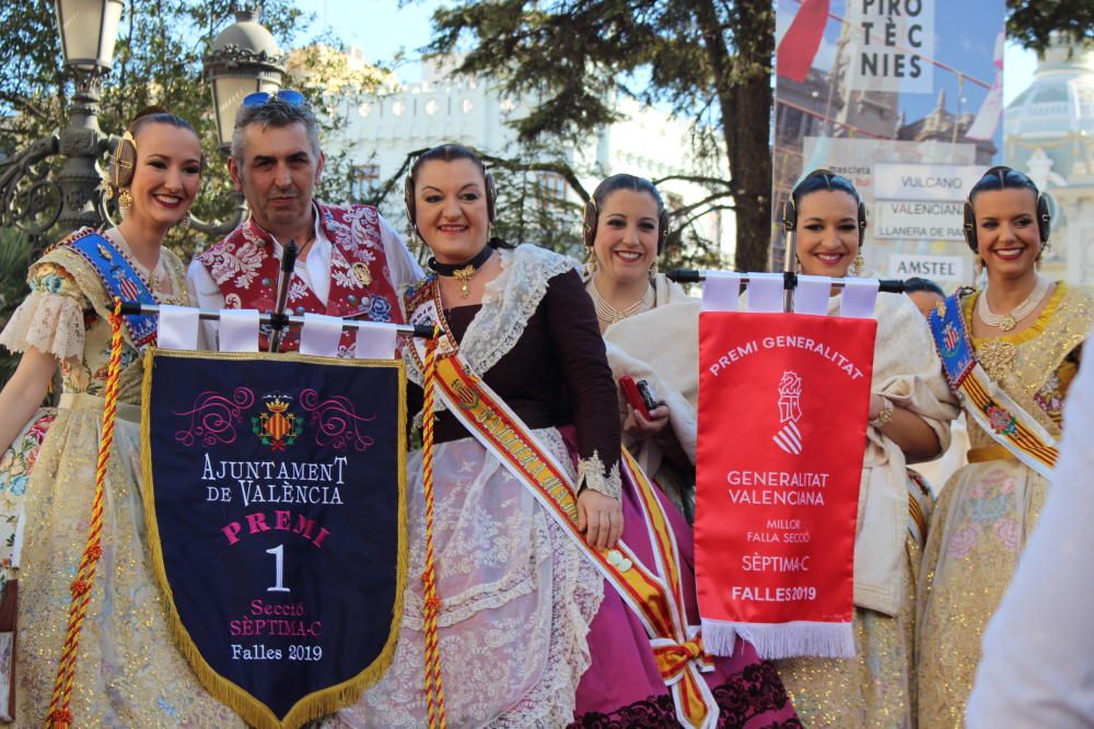 Jornada completa de Marina y la corte en la plaza del ayuntamiento. Antes de la "mascletà", la entrega de premios...