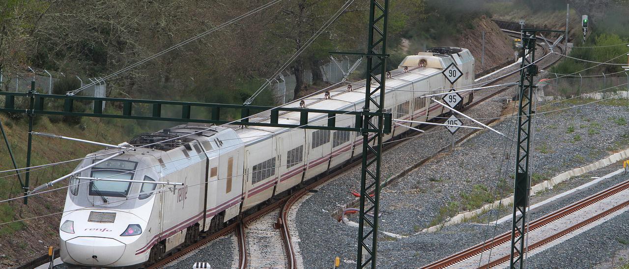 Tren Alvia de Renfe circulando en las inmediaciones de Ourense tras utilizar un cambiador de ancho