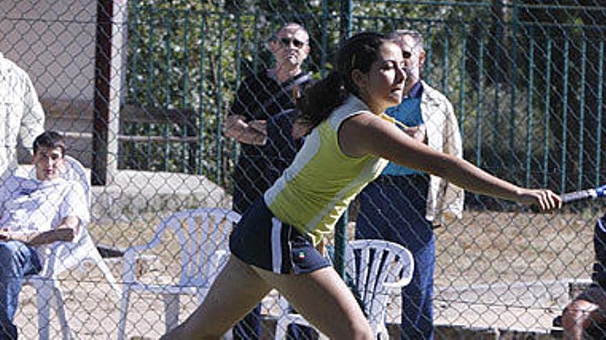 La zamorana Lucía Gonzalo trata de devolver la bola en la final del Circuito Caja España disputado el pasado sábado.