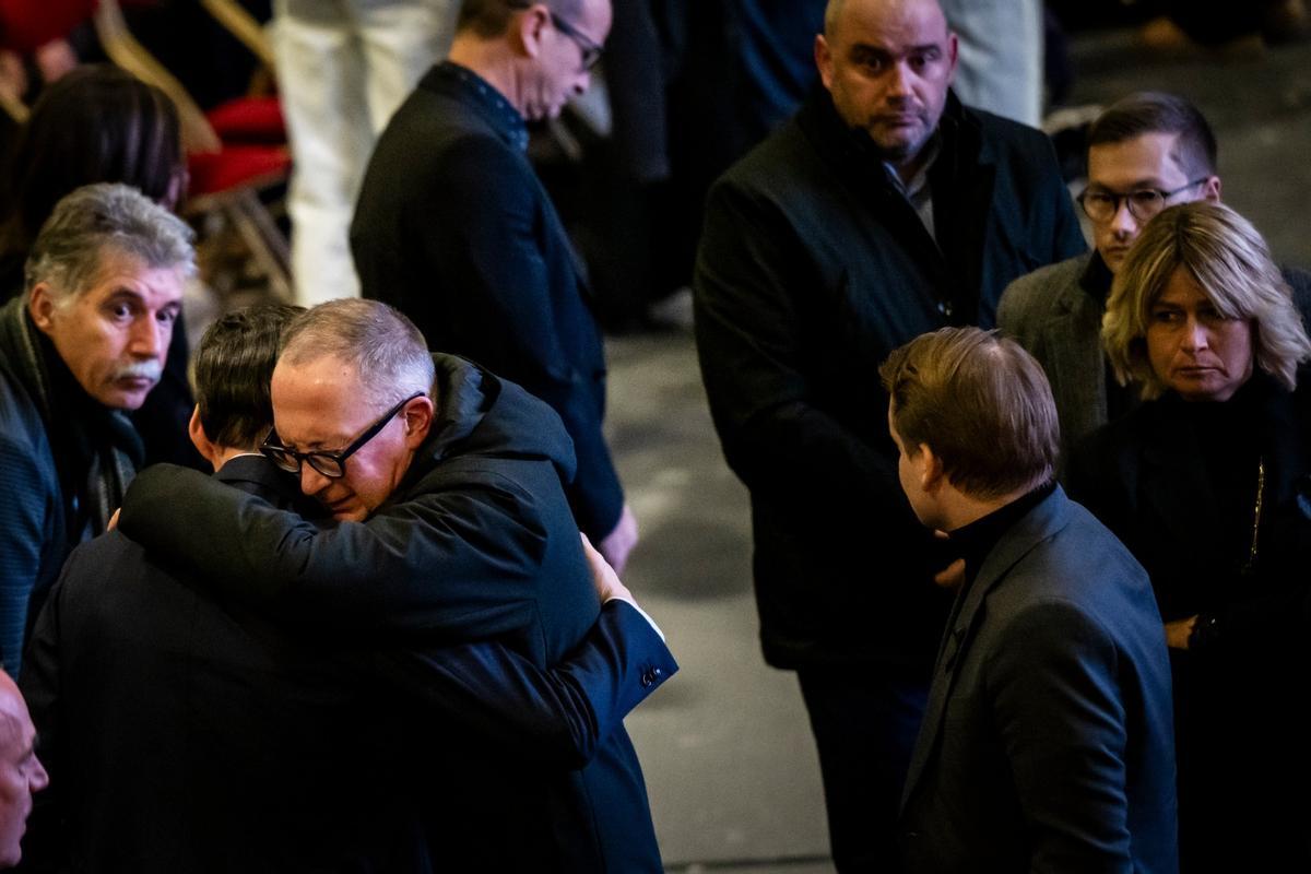 Familiares de las víctimas en el incendio del bar en Crans Montana, durante el funeral.