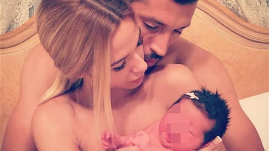 Tamara Gorro y Ezequiel Garay con su pequeña.