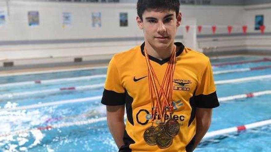 Jacobo posa en la piscina del Liceo.