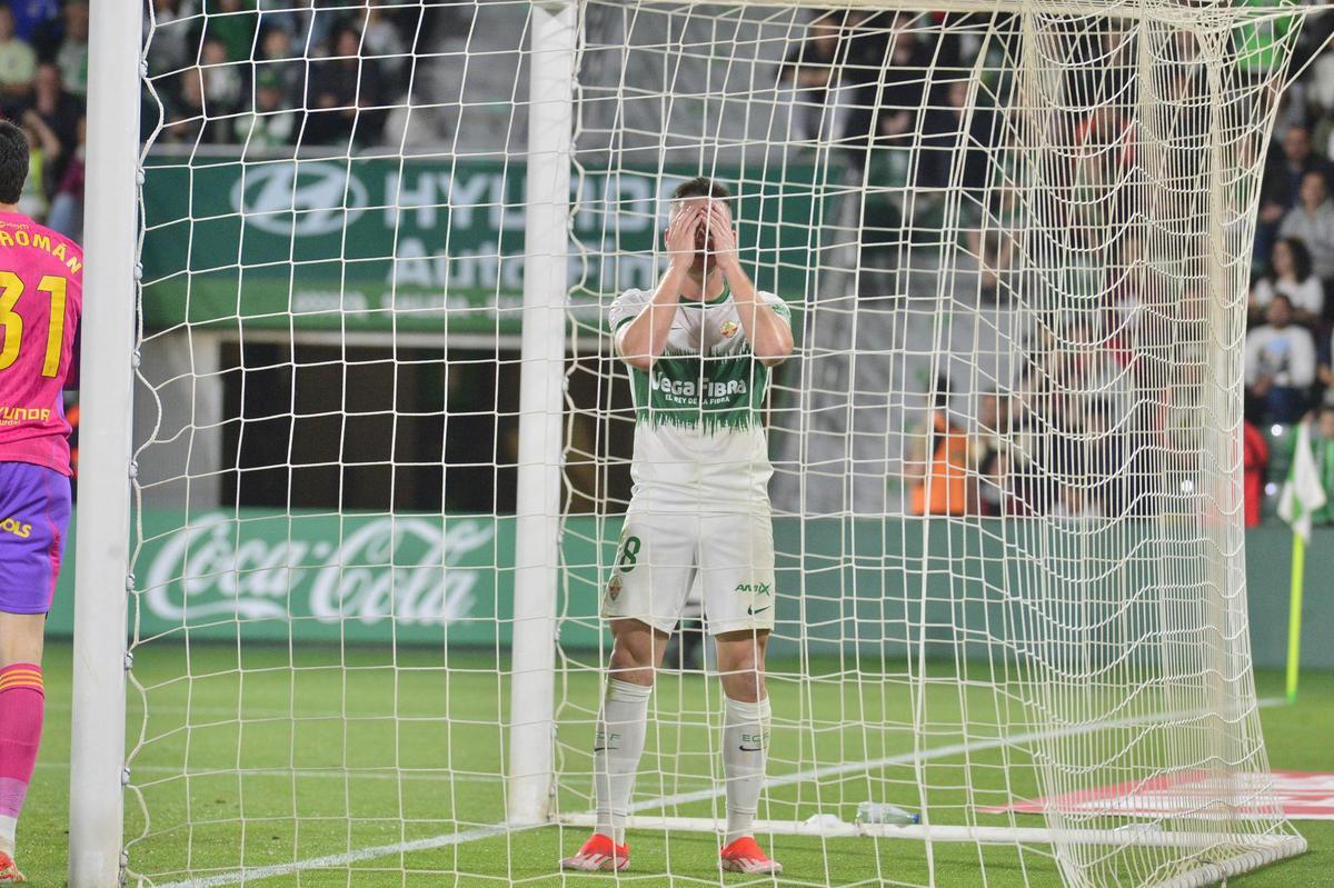 Arnau Puigmal se lamenta tras no acertar un remate el pasado viernes, contra el Oviedo