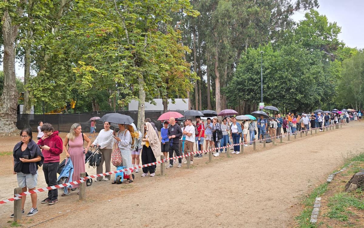 Concierto de Viva Suecia: la lluvia no desanima a los fans, que guardan cola en Castrelos Concierto de Viva Suecia: la lluvia no desanima a los fans, que guardan cola en Castrelos