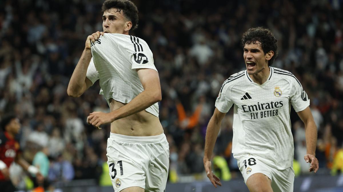 Jacobo Ramón y Vallejo celebran el gol de la victoria del Real Madrid contra el Mallorca.
