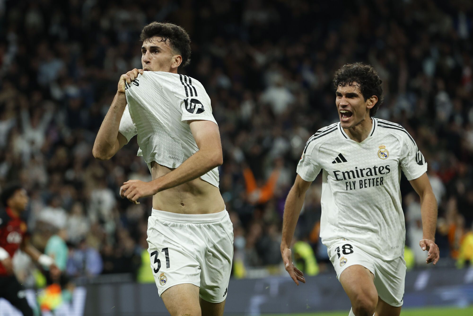 Jacobo Ramón y Vallejo celebran el gol de la victoria del Real Madrid contra el Mallorca.