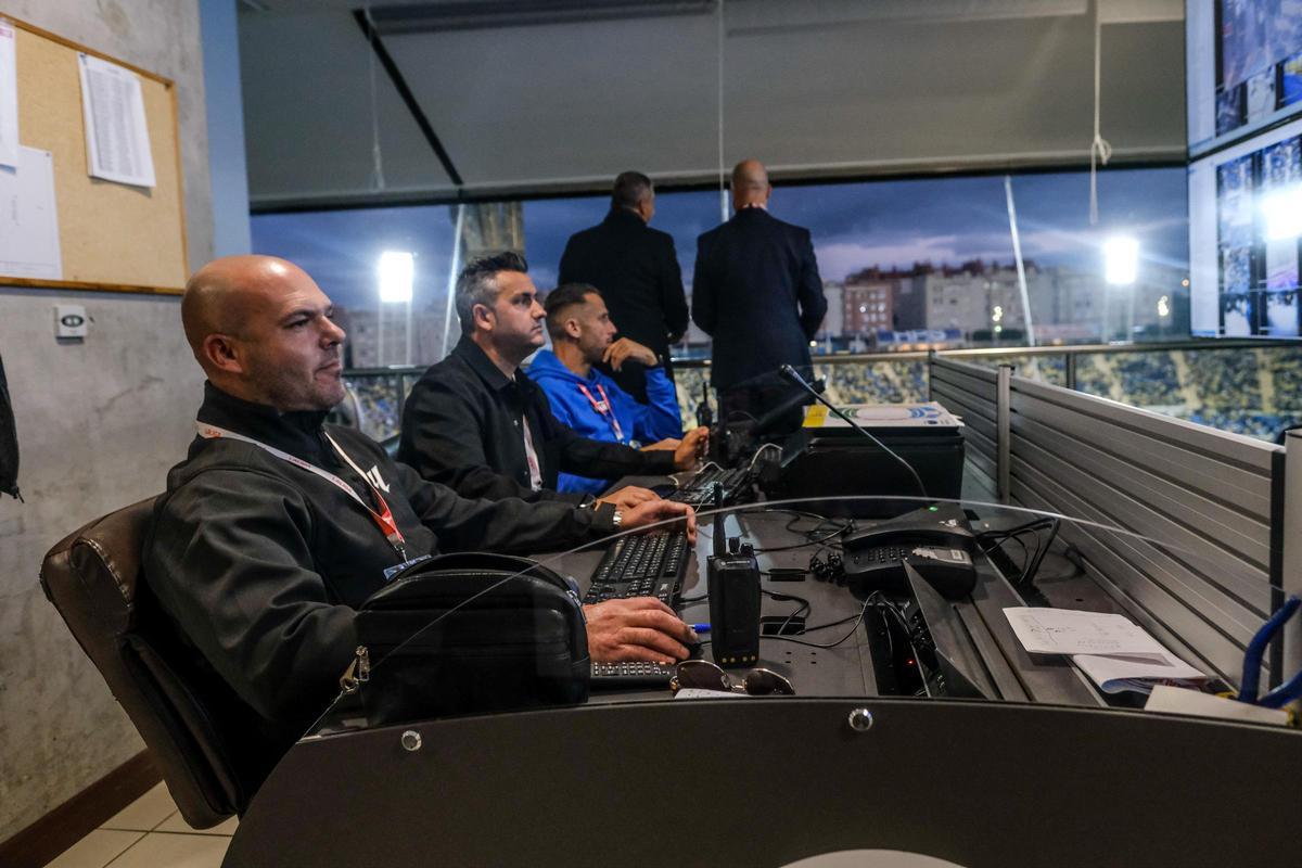 La sala de la UCO del Estadio de Gran Canaria, donde se vigila todo lo que ocurre dentro y fuera del recinto