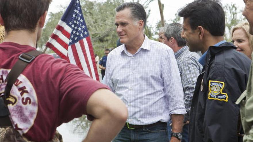 Mitt Romney ha recorrido las zonas afectadas por el huracán &#039;Isaac&#039;.