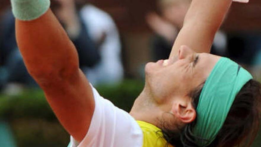 El tenista español Rafael Nadal celebra su victoria sobre el británico Andy Murray tras la segunda semifinal del máster de tenis de Montecarlo que se disputa en la ciudad Roquebrune-Cap-Martin, Francia, hoy sábado 18 de abril. Nadal ganó por 6-2 y 7-6.