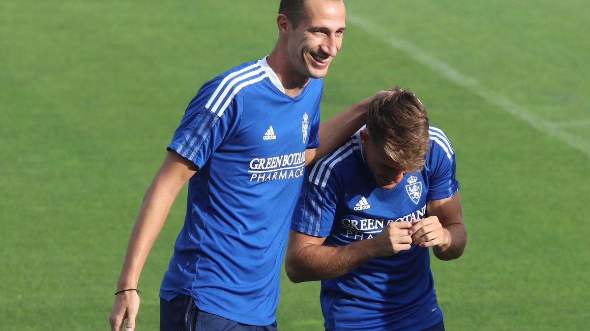 Petrovic bromea con Chavarría en un entrenamiento.