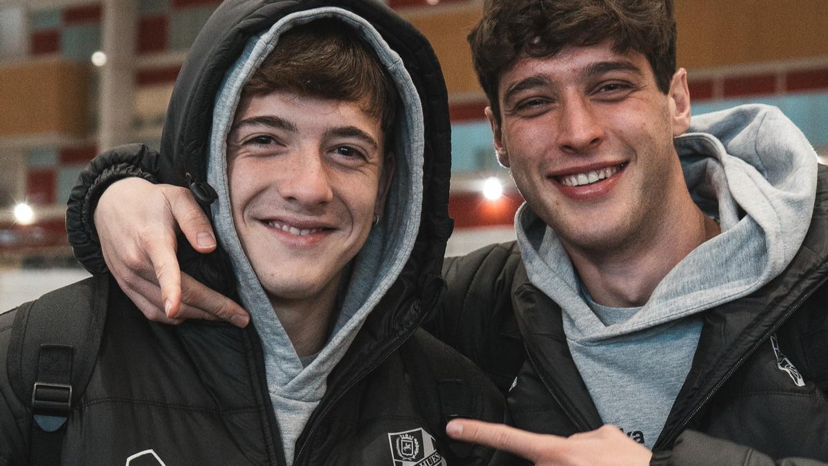 Gustavo Albarracín y Enol Rodríguez, en el viaje del Huesca a Almería.