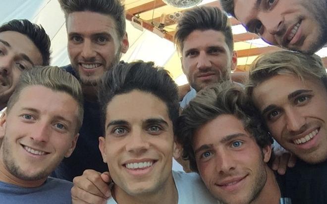 Marc Bartra sigue en Ibiza con sus amigos y excompañeros del Barça B