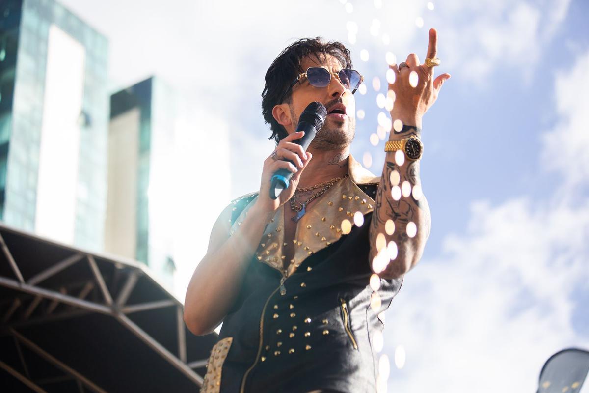 Carlos Torres interpreta a Charly Flow.