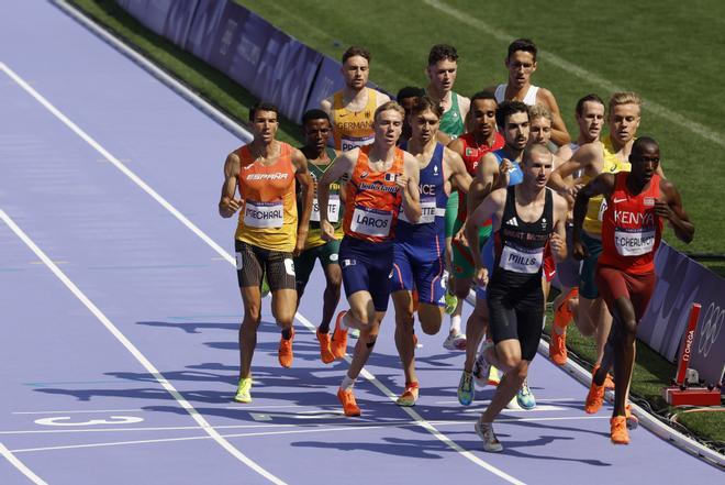 El atleta español Adel Mechaal (i) compite para acabar noveno en su serie de los 1500m masculinos de los Juegos Olímpicos de París 2024 en el Estadio de Francia.