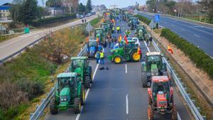 Tractores cortan la autovía A4