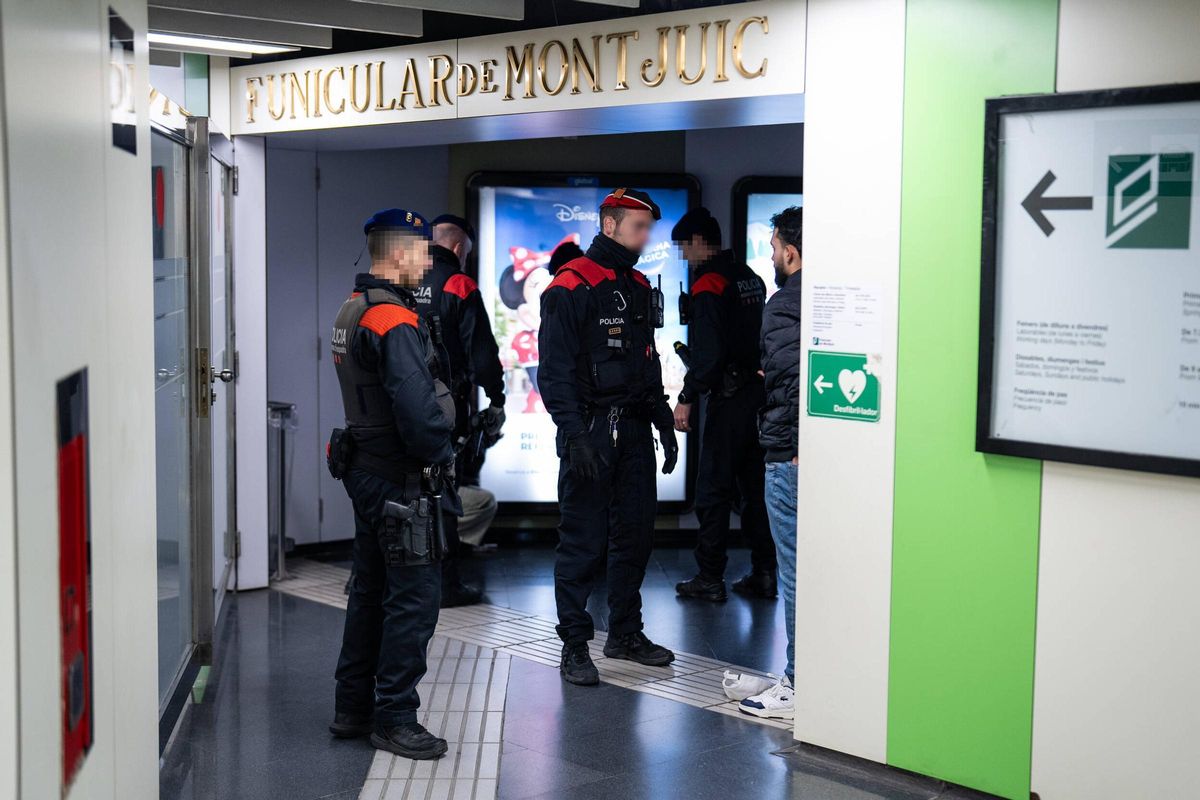 Macrodispositivo de los Mossos junto a la seguridad de TMB en el metro de Barcelona