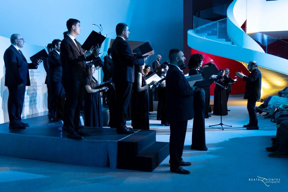 El coro de Luanco El León de Oro le grita al silencio